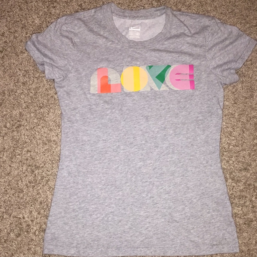 Cute gray Nike tee!